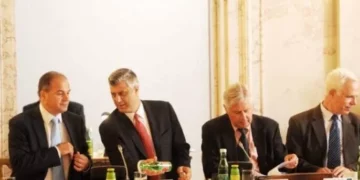 Hoxhaj poston një foto me ish-kryeministrin Thaçi kur përmbyllën pavarësinë: Ku jemi sot?