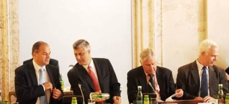 Hoxhaj poston një foto me ish-kryeministrin Thaçi kur përmbyllën pavarësinë: Ku jemi sot?