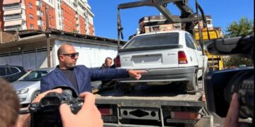 Inspektorati i Prishtinës në aksion, largon veturat e braktisura nga hapësirat publike