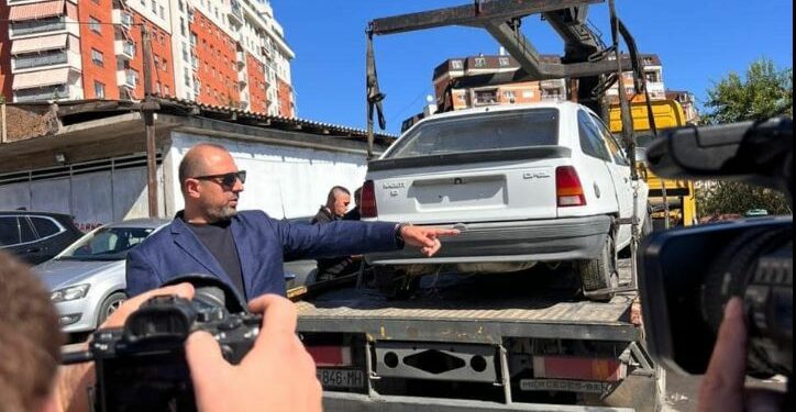 Inspektorati i Prishtinës në aksion, largon veturat e braktisura nga hapësirat publike