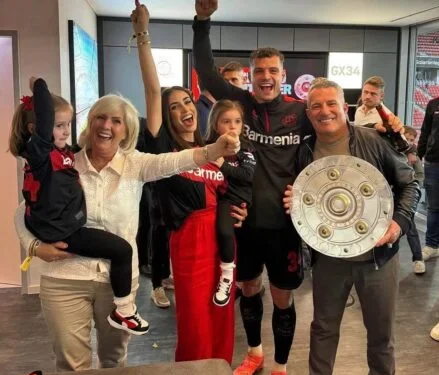 Xhaka merr urim për ditëlindje nga babai i tij: Ke bërë krenar të gjithë shqiptarët