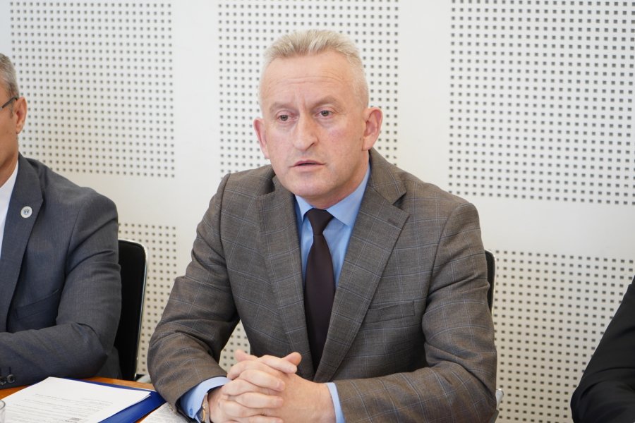 Qalaj: Hapjen e urës së Ibrit, Kurti po e përdor për përfitime elektorale, heshtja e tij është e imponuar nga ndërkombëtarët