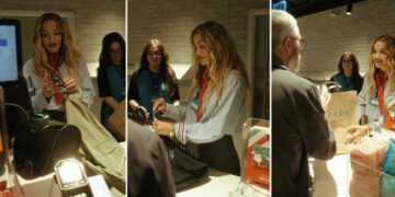 Rita Ora e bën edhe këtë – shitëse në një dyqan, kështu befasohen klientët