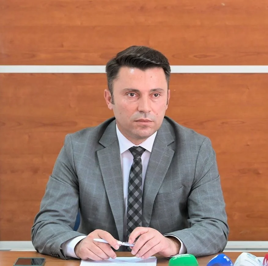 Rrustemi tregohet trim, thotë se kërcë*nimet e Vuçiqit nuk e frikësojnë