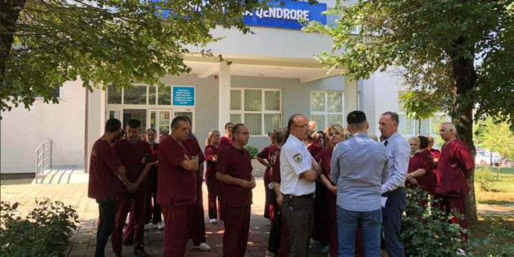 Protestojnë punëtorët teknikë të QKUK-së, shkak pakënaqësia për paga