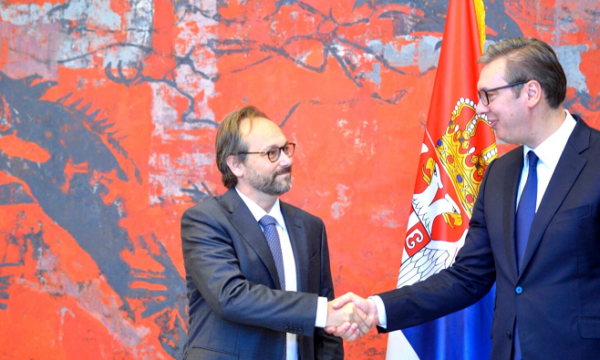 Vuçiq bisedon për Kosovën me ambasadorin e BE-së në Serbi