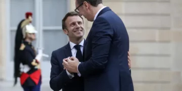 Partia Socialiste e Francës: Macron harroi Banjskën, aeroplanët “Rafale” do të aterrojnë pranë varrit masiv të Batanjicës