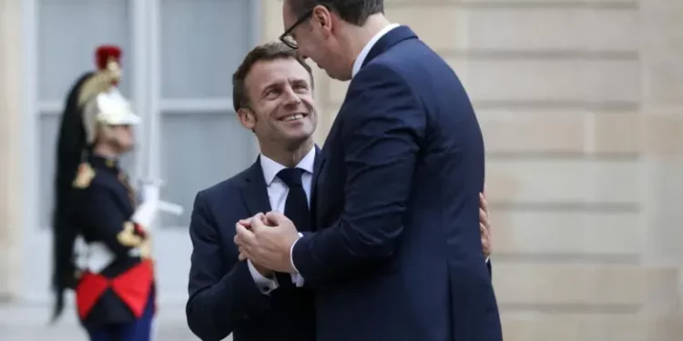 Partia Socialiste e Francës: Macron harroi Banjskën, aeroplanët “Rafale” do të aterrojnë pranë varrit masiv të Batanjicës