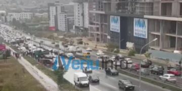 Aksident i madh zingjiror në Veternik, kamioni del në shiritin tjetër duke i këputur mbrojtëset rrugore – pësojnë mbi 10 automjete (VIDEO)