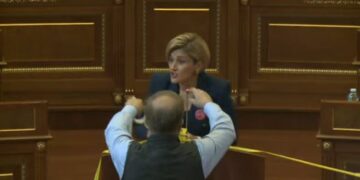 Deputeti Haki Abazi ia vendos shefes të GP të VV-së, Mimoza Kusarit shiritin e k*rimit në Kuvend