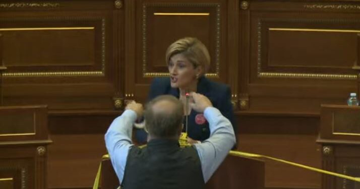 Deputeti Haki Abazi ia vendos shefes të GP të VV-së, Mimoza Kusarit shiritin e k*rimit në Kuvend