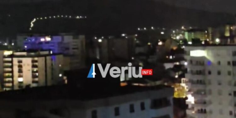 Të shtëna të fuqishme në orët hershme të mëngjesit të sotëm u dëgjuan në Mitrovicë, policia dhe FSK-ja mohojnë përfshirjen (Video)