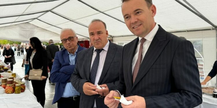 Ministri Peci merr pjesë në Panairin e Produkteve Tradicionale dhe Artizanale në Podujevë