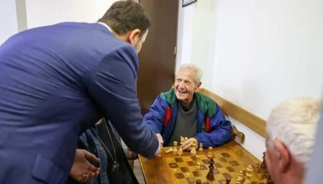 Krasniqi: Të moshuarit meritojnë kujdes institucional, duke ua shpaguar mundin e sakrificën shumëvjeçare me pensione të larta