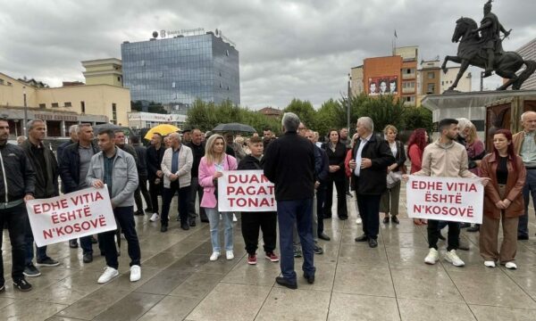 Mësimdhënësit e Vitisë protestojnë para Qeverisë: Duam paga tona