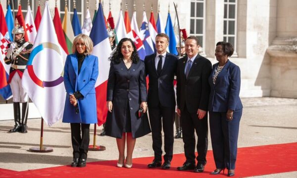 Osmani takohet me Macron, publikon foto nga pritja