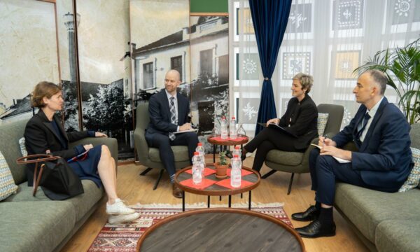 Zyrtarë të Ambasadës Amerikane vizitojnë Preshevën, Sinani: Treguan gatishmëri për të avokuar në zgjidhjen e problemeve të shqiptarëve