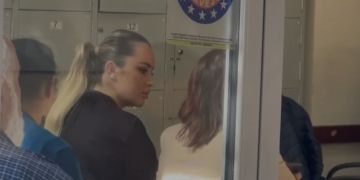 Antonela Berisha paraqitet në gjykatë – pas pak nis seanca për dhunën ndaj Klea Prengës