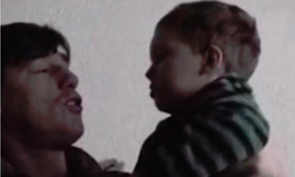 Video e rrallë: Kadri Veseli i ri, e përqafon fëmijën menjëherë pas luftës