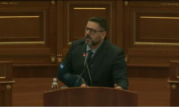 Bekë Berisha: Qysh çohet burri me musteqe e pisket “baba”, e sheh baba i vet biologjik tu i thanë babë Kurtit