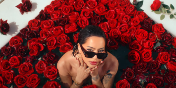 Dafina Zeqiri pozon pa pikë grimi