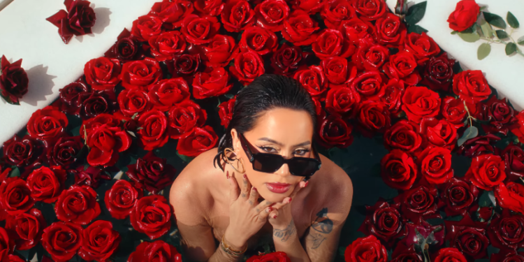 Dafina Zeqiri pozon pa pikë grimi