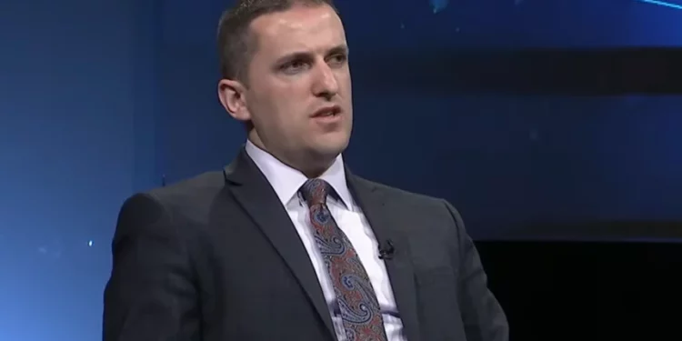 Punëtorët e sektorit publik pa rroga, avokati kosovar sugjeron zgjidhje me 3 hapa për Qeverinë e Kosovës