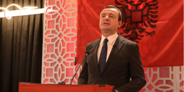 Mërgimtari në Mynih i drejtohet Kurtit me ”Shac të kena”, ky i thotë se fjalën shac e mësoi prej tyre