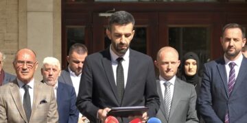 Dy deputetët Rrahmani dhe Korenica zyrtarizojnë largimin nga Vetëvendosje