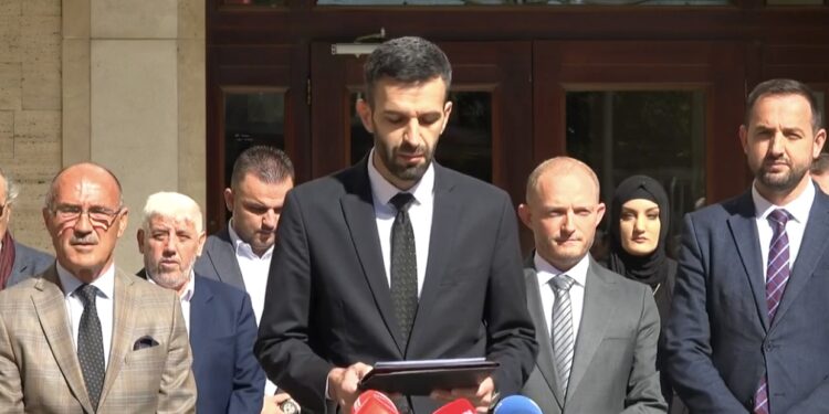 Dy deputetët Rrahmani dhe Korenica zyrtarizojnë largimin nga Vetëvendosje