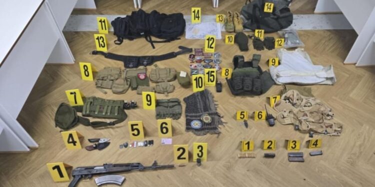 Sekuestrohen AK-47, granata dore e radiolidhje në Veri, shpallen në kërkim dy të dyshuar
