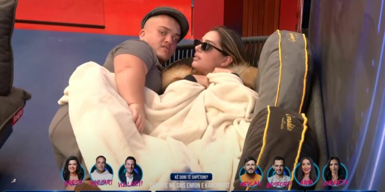 Burimi ia arrin qëllimit, shtrihet në shtrat me Lelën dhe e pëson këtë surprizë