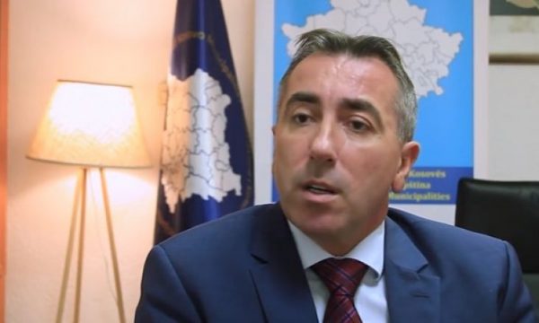 Ibrahimi thotë se Qeveria ia ka bllokuar xhirollogarinë Komunës së Suharekës