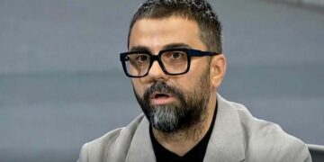 “Jo me e kap burrin për dore e me shku në sfilata”, Artan Behrami thotë se Presidentja duhet të reagojë ndaj bojkotit që LVV po i bën Kuvendit