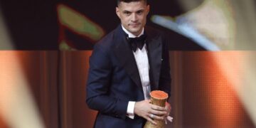 Gazetari që përfaqësoi Shqipërinë ia dha vetëm një pikë Xhakës për Topin e Artë