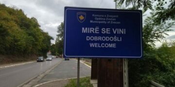 Në Zveçan vendosen tabela në shqip, serbisht e anglisht