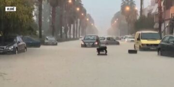 Vlorë, përmbyten disa rrugë pas reshjeve të dendura
