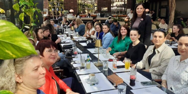 Nënkryetarja e Vushtrrisë, Hava Rruka Mlinaku, takon gratë e lagjes ku banon: I njoftova me projektet që po realizon komuna jonë, dhe blerjen e mamografit