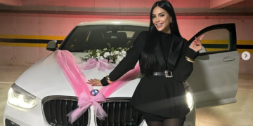 Kaderi bëhet me veturë luksoze, e quan “teneqe”