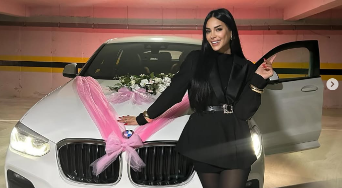 Kaderi bëhet me veturë luksoze, e quan “teneqe”