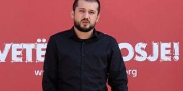 Brenda gjykatës, asamblisti i VV-së i aku*zuar për huliganizëm, kapet duke bërë ‘pazar’ që ta rehatojë policin