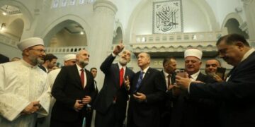 Rama ndan fotografi nga vizita e djeshme e Erdoganit, kështu duket brenda xhamia të cilën e inauguruan