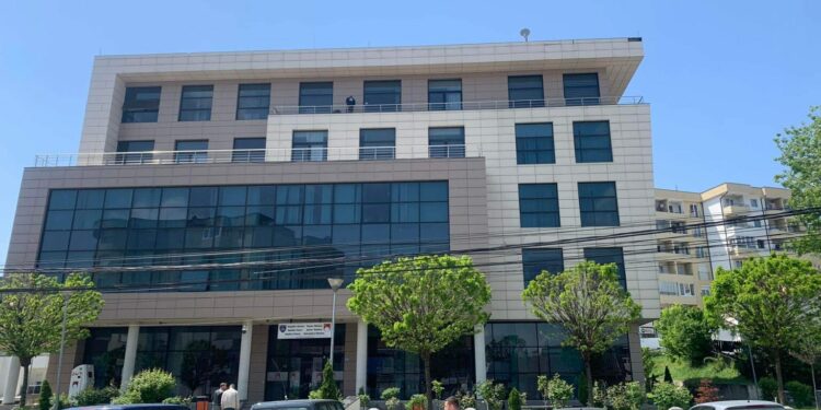 Komuna e Skenderajt shpall fituese të tenderit kompaninë që ofertoi mbi 820% më shtrenjtë së oferta me e lirë