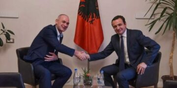 Humolli: Kurti është kopje e Rugovës dhe Thaçit