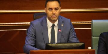 “Ta paska dhënë lejen Dejona”, deputetët e ngacmojnë për kthimin në Kuvend, reagon Konjufca