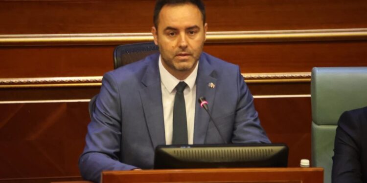 “Ta paska dhënë lejen Dejona”, deputetët e ngacmojnë për kthimin në Kuvend, reagon Konjufca