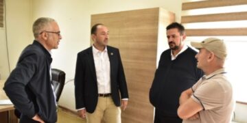 Tenton të sqarohet këshilltari i Liburn Aliut që e ndryshoi tri herë postimin e tij për kryetarin e Pejës