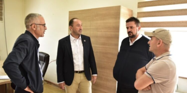 Tenton të sqarohet këshilltari i Liburn Aliut që e ndryshoi tri herë postimin e tij për kryetarin e Pejës