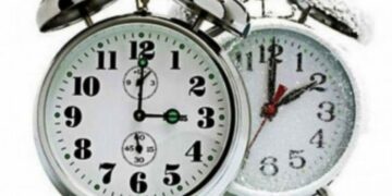 Ndryshimi i orës, nesër akrepat do të kthehen 60 minuta pas