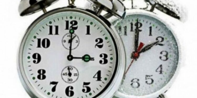 Ndryshimi i orës, nesër akrepat do të kthehen 60 minuta pas